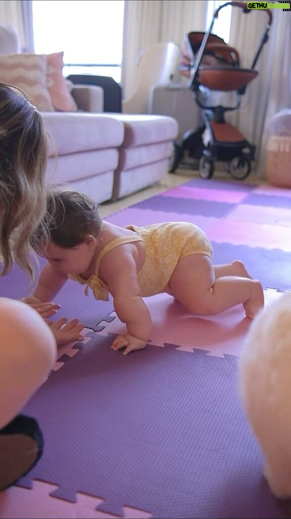 Vitória Moraes Instagram - Os primeiros passinhos engatinhando, papai e mamãe nunca vão esquecer 💜 A coisa mais linda do mundo é ver o filho da gente crescendo.