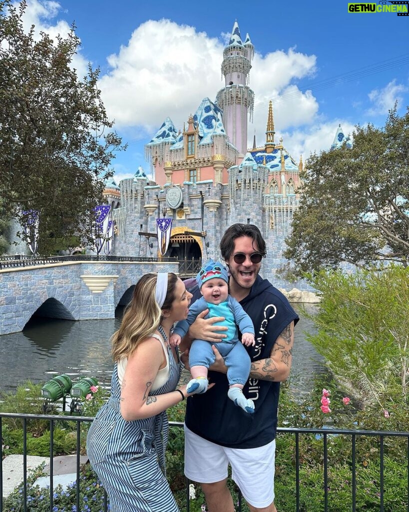 Vitória Moraes Instagram - Realizando um sonho, trazendo nossa princesa pela primeira vez na Disney! Obrigada meu Deus, por poder viver isso! 💜🏰