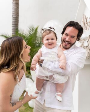 Vitória Moraes Instagram - Que dia especial 💜 Todos nós te amamos muito nossa pequena Lua! 

@by_dianamota / Decoração 
@fabiana_monteiro_fotografia / Fotografia
@mixbaloes / Balões 
@rabellocaique / Bolo e doces 
@ateliebyneidebarbosa / Lembrancinhas 
@welovemimos_personalizados / Personalizados de Luxo 
@lojabeatrizflores / Flores