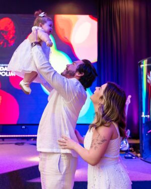 Vitória Moraes Instagram - Que dia especial 💜 Todos nós te amamos muito nossa pequena Lua! 

@by_dianamota / Decoração 
@fabiana_monteiro_fotografia / Fotografia
@mixbaloes / Balões 
@rabellocaique / Bolo e doces 
@ateliebyneidebarbosa / Lembrancinhas 
@welovemimos_personalizados / Personalizados de Luxo 
@lojabeatrizflores / Flores