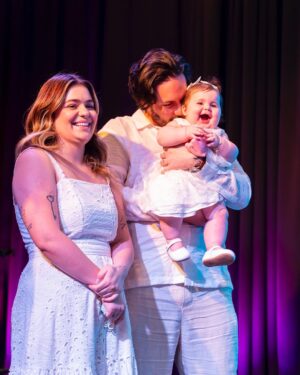 Vitória Moraes Instagram - Que dia especial 💜 Todos nós te amamos muito nossa pequena Lua! 

@by_dianamota / Decoração 
@fabiana_monteiro_fotografia / Fotografia
@mixbaloes / Balões 
@rabellocaique / Bolo e doces 
@ateliebyneidebarbosa / Lembrancinhas 
@welovemimos_personalizados / Personalizados de Luxo 
@lojabeatrizflores / Flores