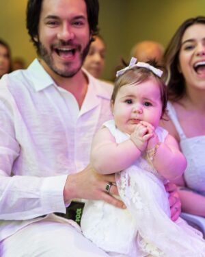 Vitória Moraes Instagram - Que dia especial 💜 Todos nós te amamos muito nossa pequena Lua! 

@by_dianamota / Decoração 
@fabiana_monteiro_fotografia / Fotografia
@mixbaloes / Balões 
@rabellocaique / Bolo e doces 
@ateliebyneidebarbosa / Lembrancinhas 
@welovemimos_personalizados / Personalizados de Luxo 
@lojabeatrizflores / Flores