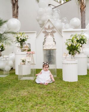 Vitória Moraes Instagram - Que dia especial 💜 Todos nós te amamos muito nossa pequena Lua! 

@by_dianamota / Decoração 
@fabiana_monteiro_fotografia / Fotografia
@mixbaloes / Balões 
@rabellocaique / Bolo e doces 
@ateliebyneidebarbosa / Lembrancinhas 
@welovemimos_personalizados / Personalizados de Luxo 
@lojabeatrizflores / Flores