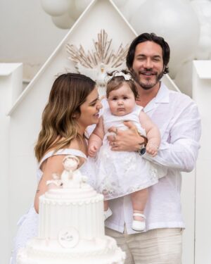 Vitória Moraes Instagram - Que dia especial 💜 Todos nós te amamos muito nossa pequena Lua! 

@by_dianamota / Decoração 
@fabiana_monteiro_fotografia / Fotografia
@mixbaloes / Balões 
@rabellocaique / Bolo e doces 
@ateliebyneidebarbosa / Lembrancinhas 
@welovemimos_personalizados / Personalizados de Luxo 
@lojabeatrizflores / Flores