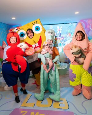Vitória Moraes Instagram - Minhas vidas 💜 Como é gostoso fazer tudo isso por você nossa pequena! A gente se diverte muito e te ver sorrir é o meu combustível! Bob esponja, patrick, lula molusco, sirigueijo, garry, plâncton e nossa sandy!

Foto: @fabiana_monteiro_fotografia Decoração: @by_dianamota 
Personalizados de luxo: @welovemimos_personalizados 
Bolo e doces: @rabellocaique 
Lembrancinhas: @ateliebyneidebarbosa 
Flores: @lojabeatrizflores 
Painel de Led: @agenciae 
Painéis decorativos: @knartespaineis_ 
Projeto 3D: @dyovana.artista3d 
Iluminação: @casaliluminadoeventos 
Balões: @mixbaloes 
Piscina de bolinhas: @moveisdonafernanda
Esculturas grandes: @lacenografias 
Esculturas de biscuit: @libelula.artesanal