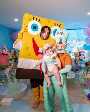 Vitória Moraes Instagram - Minhas vidas 💜 Como é gostoso fazer tudo isso por você nossa pequena! A gente se diverte muito e te ver sorrir é o meu combustível! Bob esponja, patrick, lula molusco, sirigueijo, garry, plâncton e nossa sandy!

Foto: @fabiana_monteiro_fotografia Decoração: @by_dianamota 
Personalizados de luxo: @welovemimos_personalizados 
Bolo e doces: @rabellocaique 
Lembrancinhas: @ateliebyneidebarbosa 
Flores: @lojabeatrizflores 
Painel de Led: @agenciae 
Painéis decorativos: @knartespaineis_ 
Projeto 3D: @dyovana.artista3d 
Iluminação: @casaliluminadoeventos 
Balões: @mixbaloes 
Piscina de bolinhas: @moveisdonafernanda
Esculturas grandes: @lacenografias 
Esculturas de biscuit: @libelula.artesanal