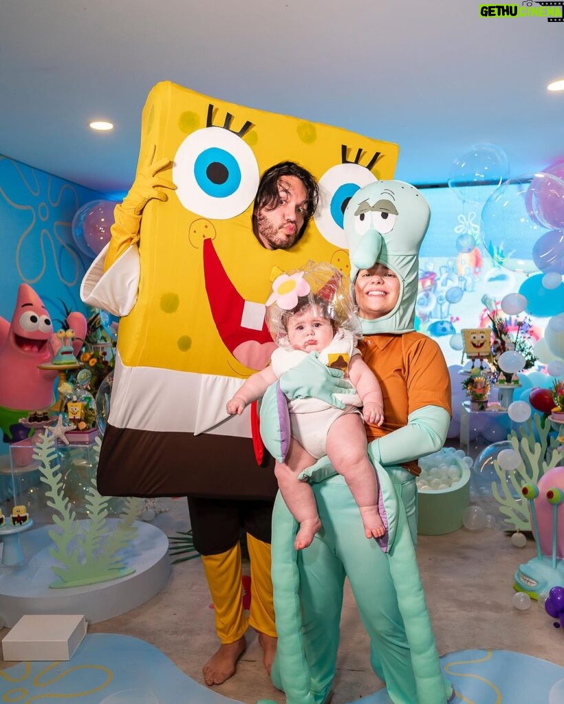 Vitória Moraes Instagram - Minhas vidas 💜 Como é gostoso fazer tudo isso por você nossa pequena! A gente se diverte muito e te ver sorrir é o meu combustível! Bob esponja, patrick, lula molusco, sirigueijo, garry, plâncton e nossa sandy! Foto: @fabiana_monteiro_fotografia Decoração: @by_dianamota Personalizados de luxo: @welovemimos_personalizados Bolo e doces: @rabellocaique Lembrancinhas: @ateliebyneidebarbosa Flores: @lojabeatrizflores Painel de Led: @agenciae Painéis decorativos: @knartespaineis_ Projeto 3D: @dyovana.artista3d Iluminação: @casaliluminadoeventos Balões: @mixbaloes Piscina de bolinhas: @moveisdonafernanda Esculturas grandes: @lacenografias Esculturas de biscuit: @libelula.artesanal