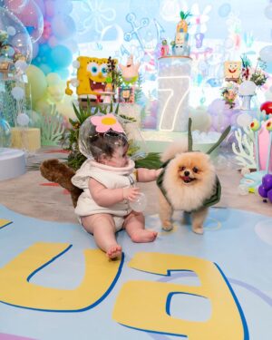 Vitória Moraes Instagram - Minhas vidas 💜 Como é gostoso fazer tudo isso por você nossa pequena! A gente se diverte muito e te ver sorrir é o meu combustível! Bob esponja, patrick, lula molusco, sirigueijo, garry, plâncton e nossa sandy!

Foto: @fabiana_monteiro_fotografia Decoração: @by_dianamota 
Personalizados de luxo: @welovemimos_personalizados 
Bolo e doces: @rabellocaique 
Lembrancinhas: @ateliebyneidebarbosa 
Flores: @lojabeatrizflores 
Painel de Led: @agenciae 
Painéis decorativos: @knartespaineis_ 
Projeto 3D: @dyovana.artista3d 
Iluminação: @casaliluminadoeventos 
Balões: @mixbaloes 
Piscina de bolinhas: @moveisdonafernanda
Esculturas grandes: @lacenografias 
Esculturas de biscuit: @libelula.artesanal