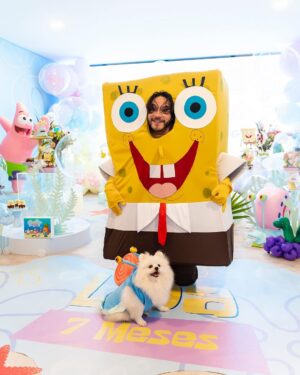 Vitória Moraes Instagram - Minhas vidas 💜 Como é gostoso fazer tudo isso por você nossa pequena! A gente se diverte muito e te ver sorrir é o meu combustível! Bob esponja, patrick, lula molusco, sirigueijo, garry, plâncton e nossa sandy!

Foto: @fabiana_monteiro_fotografia Decoração: @by_dianamota 
Personalizados de luxo: @welovemimos_personalizados 
Bolo e doces: @rabellocaique 
Lembrancinhas: @ateliebyneidebarbosa 
Flores: @lojabeatrizflores 
Painel de Led: @agenciae 
Painéis decorativos: @knartespaineis_ 
Projeto 3D: @dyovana.artista3d 
Iluminação: @casaliluminadoeventos 
Balões: @mixbaloes 
Piscina de bolinhas: @moveisdonafernanda
Esculturas grandes: @lacenografias 
Esculturas de biscuit: @libelula.artesanal