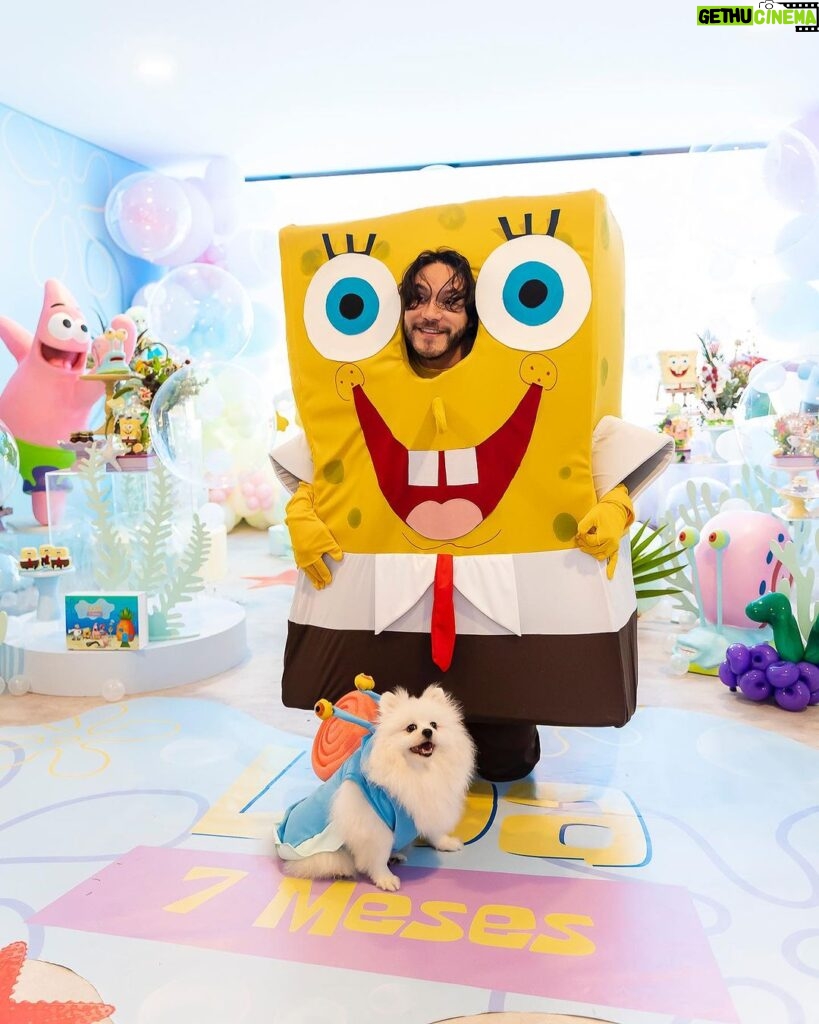 Vitória Moraes Instagram - Minhas vidas 💜 Como é gostoso fazer tudo isso por você nossa pequena! A gente se diverte muito e te ver sorrir é o meu combustível! Bob esponja, patrick, lula molusco, sirigueijo, garry, plâncton e nossa sandy! Foto: @fabiana_monteiro_fotografia Decoração: @by_dianamota Personalizados de luxo: @welovemimos_personalizados Bolo e doces: @rabellocaique Lembrancinhas: @ateliebyneidebarbosa Flores: @lojabeatrizflores Painel de Led: @agenciae Painéis decorativos: @knartespaineis_ Projeto 3D: @dyovana.artista3d Iluminação: @casaliluminadoeventos Balões: @mixbaloes Piscina de bolinhas: @moveisdonafernanda Esculturas grandes: @lacenografias Esculturas de biscuit: @libelula.artesanal