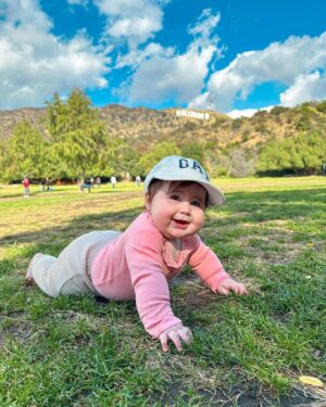 Vitória Moraes Instagram - Curtindo um parque e brincando na grama e na terra em Hollywood, vê se não é metida essa menina!