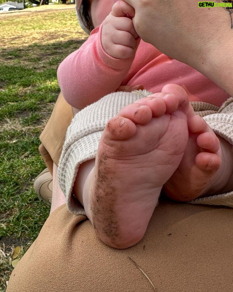 Vitória Moraes Instagram - Curtindo um parque e brincando na grama e na terra em Hollywood, vê se não é metida essa menina! Hollywood, California