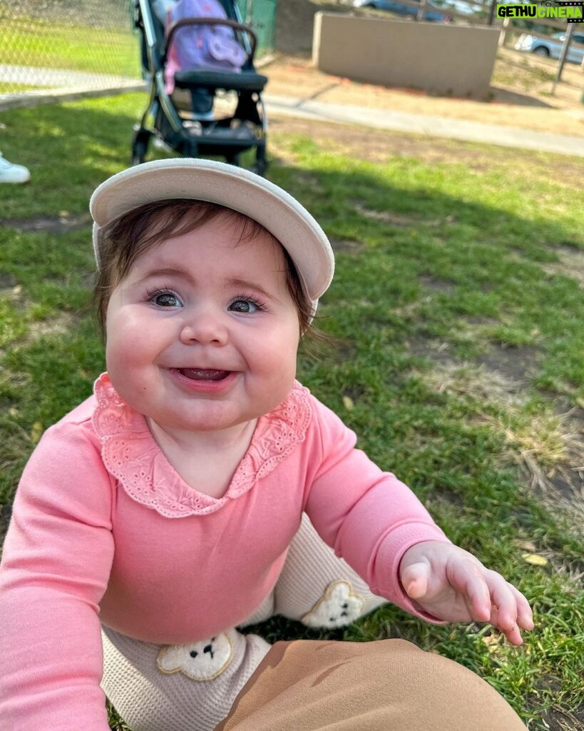 Vitória Moraes Instagram - Curtindo um parque e brincando na grama e na terra em Hollywood, vê se não é metida essa menina! Hollywood, California