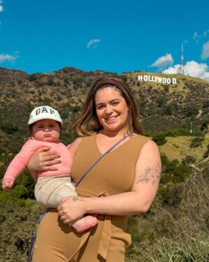 Vitória Moraes Instagram - Curtindo um parque e brincando na grama e na terra em Hollywood, vê se não é metida essa menina!