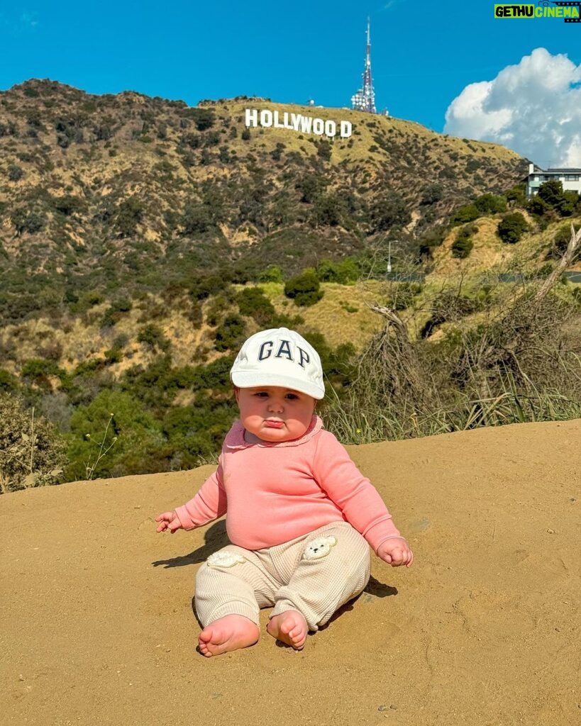 Vitória Moraes Instagram - Curtindo um parque e brincando na grama e na terra em Hollywood, vê se não é metida essa menina! Hollywood, California