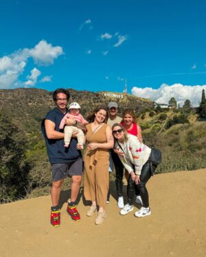 Vitória Moraes Instagram - Curtindo um parque e brincando na grama e na terra em Hollywood, vê se não é metida essa menina!