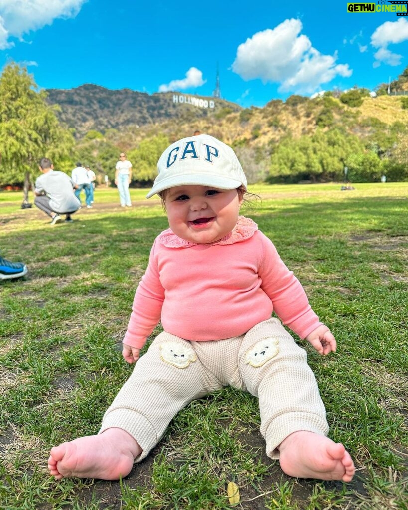 Vitória Moraes Instagram - Curtindo um parque e brincando na grama e na terra em Hollywood, vê se não é metida essa menina! Hollywood, California