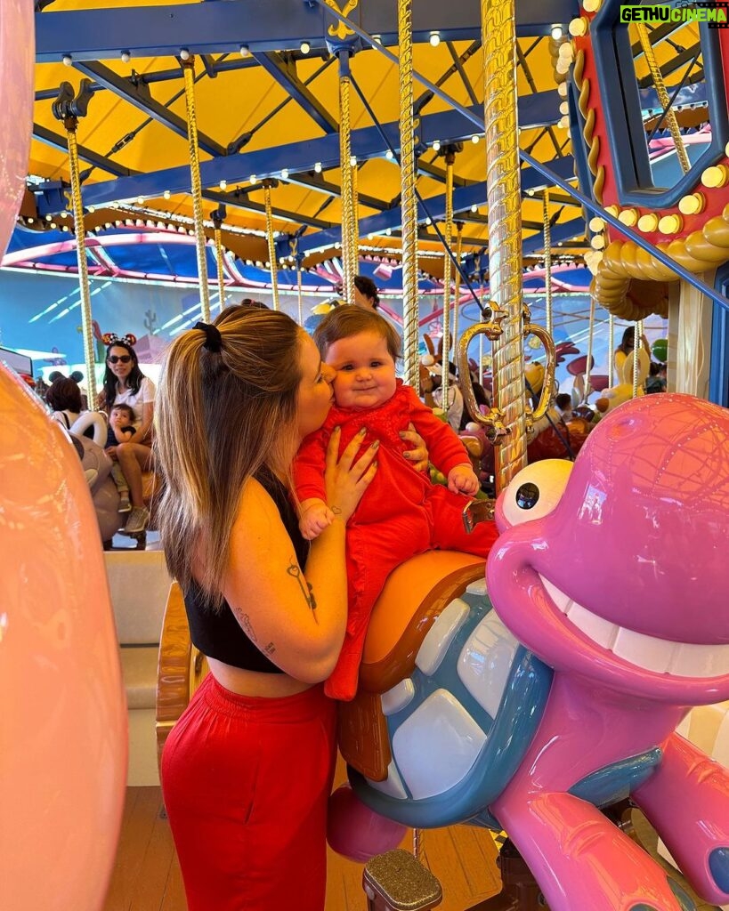 Vitória Moraes Instagram - Essa minnie a Disney não tem 🏰♥️ Disney California Adventure Park