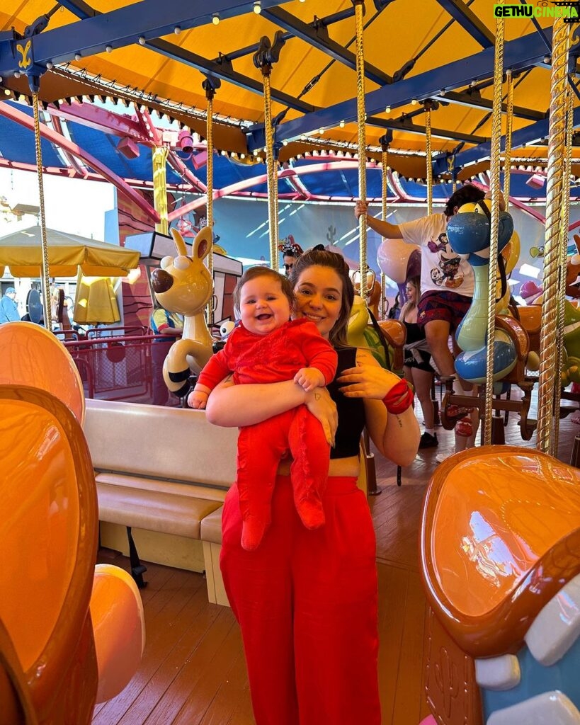 Vitória Moraes Instagram - Essa minnie a Disney não tem 🏰♥️ Disney California Adventure Park