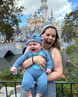 Vitória Moraes Instagram - Realizando um sonho, trazendo nossa princesa pela primeira vez na Disney! Obrigada meu Deus, por poder viver isso! 💜🏰