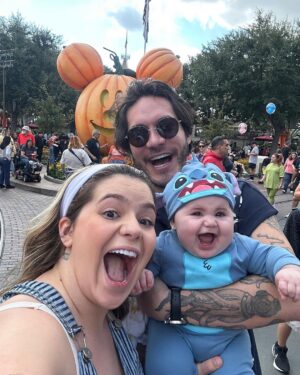 Vitória Moraes Instagram - Realizando um sonho, trazendo nossa princesa pela primeira vez na Disney! Obrigada meu Deus, por poder viver isso! 💜🏰