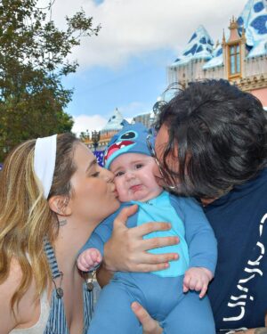 Vitória Moraes Instagram - Realizando um sonho, trazendo nossa princesa pela primeira vez na Disney! Obrigada meu Deus, por poder viver isso! 💜🏰