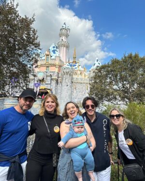 Vitória Moraes Instagram - Realizando um sonho, trazendo nossa princesa pela primeira vez na Disney! Obrigada meu Deus, por poder viver isso! 💜🏰