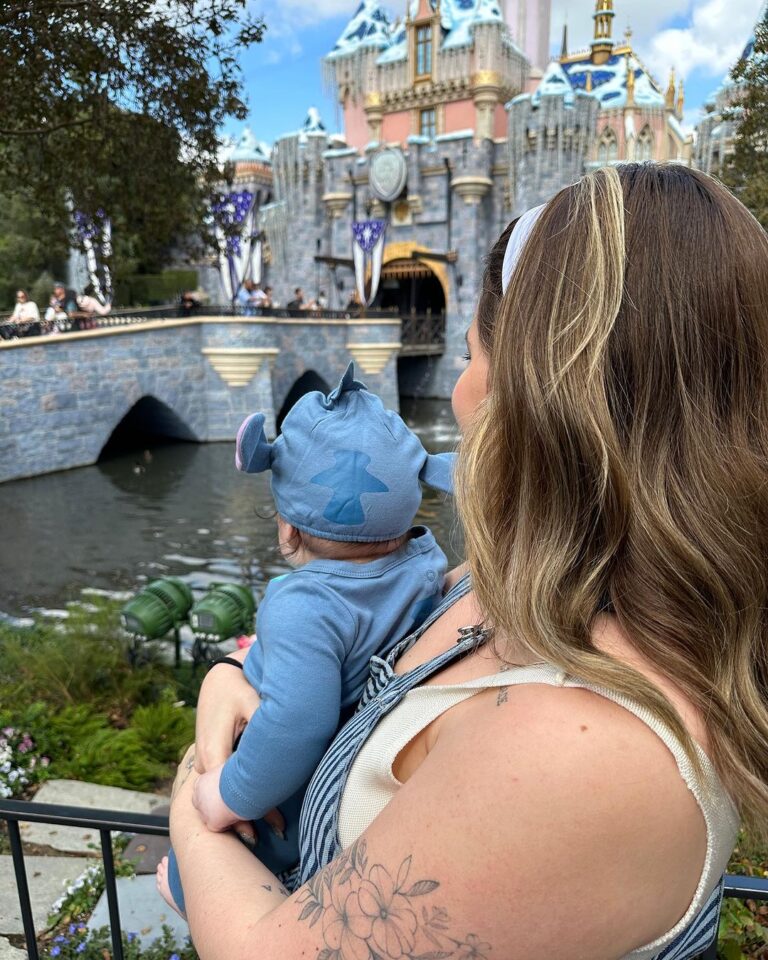 Vitória Moraes Instagram - Realizando um sonho, trazendo nossa princesa pela primeira vez na Disney! Obrigada meu Deus, por poder viver isso! 💜🏰