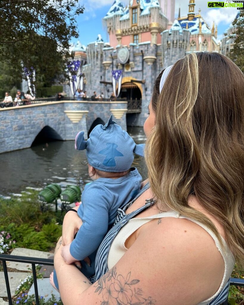 Vitória Moraes Instagram - Realizando um sonho, trazendo nossa princesa pela primeira vez na Disney! Obrigada meu Deus, por poder viver isso! 💜🏰