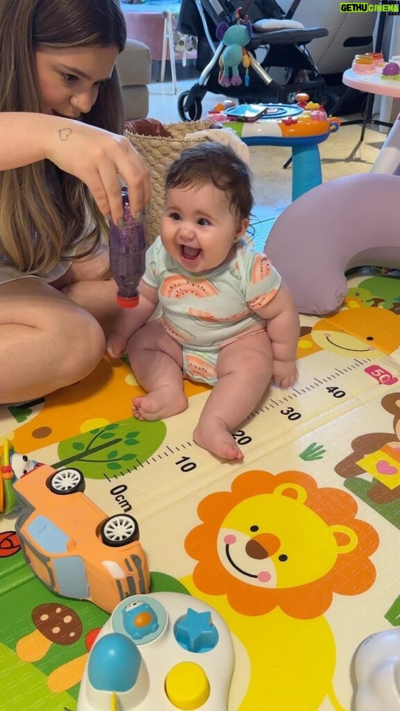 Vitória Moraes Instagram - ATIVIDADES SENSORIAIS 2 💜 Dessa vez foi a garrafa sensorial que ajuda a estimular o bebê, na concentração e observação!