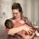 Vitória Moraes Instagram – Dicas de como transferir o bebê do colo pro berço 💜 Qual mais funcionou aí? E comenta se tiver mais dicas pras mamães!