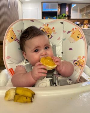 Vitória Moraes Instagram - Comecei minha introdução alimentar galela, já amei banana e laranja 💜