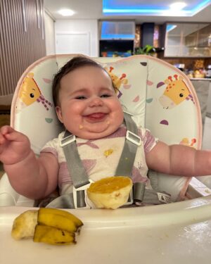 Vitória Moraes Instagram - Comecei minha introdução alimentar galela, já amei banana e laranja 💜