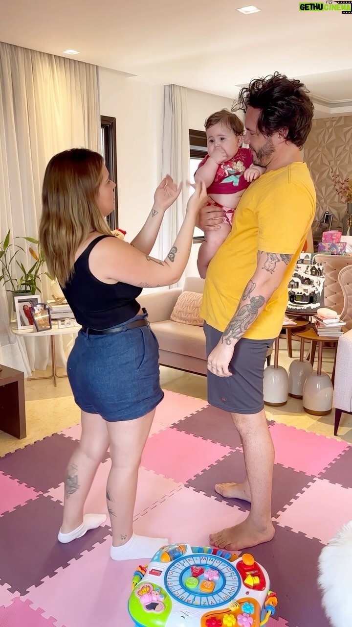 Vitória Moraes Instagram - A menina fica 9 meses na barriga, a gente pari, fica com os peito sangrando rachado pra amamentar, pra no fim, querer só o pai! PORQUE DEUS 😂