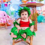 Vitória Moraes Instagram – 9 meses da nossa pequena, que delícia! Te amamos muito princesa! Lilo e Stitch, nome dos irmãos dela! Ohana quer dizer família! 

Foto: @fabiana_monteiro_fotografia Decoração: @by_dianamota 
Personalizados de luxo: @welovemimos_personalizados 
Bolo e doces: @rabellocaique 
Lembrancinhas: @ateliebyneidebarbosa 
Flores: @lojabeatrizflores 
Painel de Led: @agenciae 
Painéis decorativos: @knartespaineis_ 
Projeto 3D: @dyovana.artista3d 
Iluminação: @casaliluminadoeventos 
Balões: @mixbaloes 
Itens de decoração:
@moveisdonafernanda