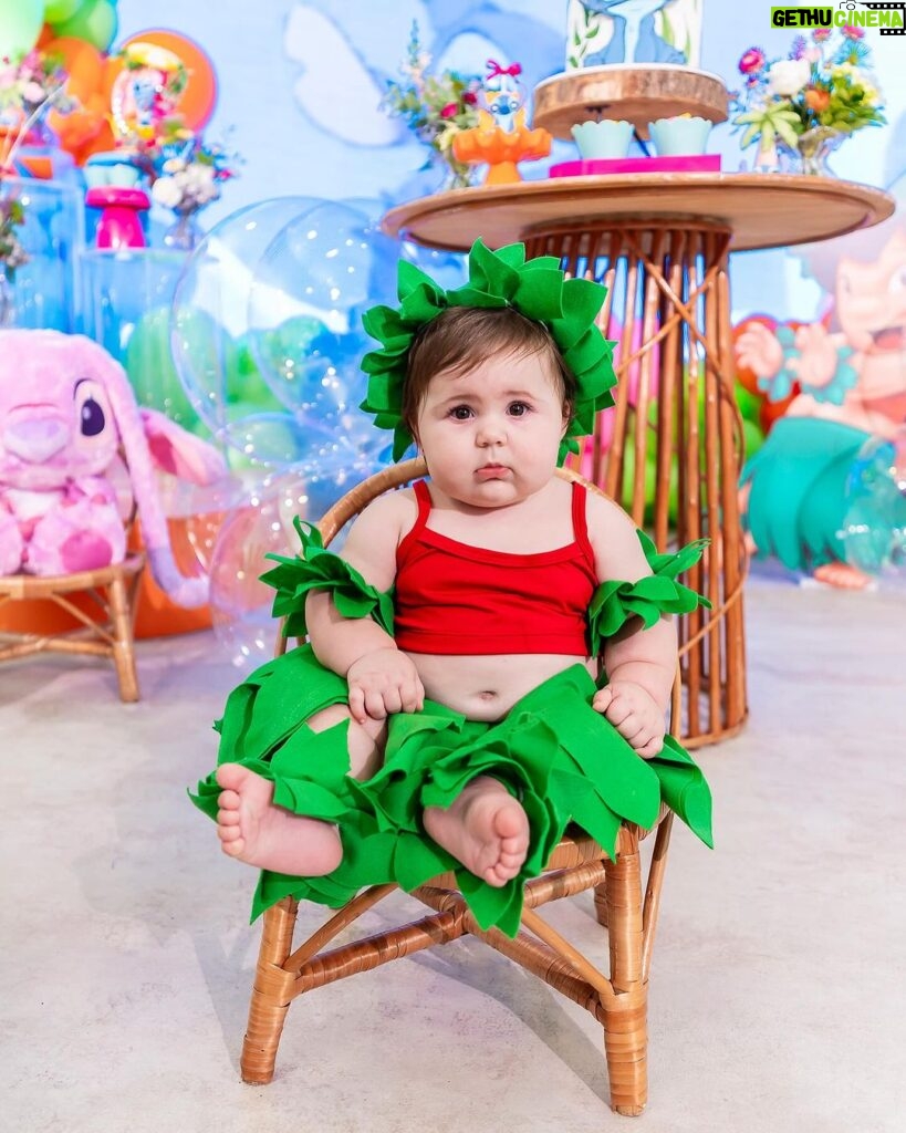 Vitória Moraes Instagram - 9 meses da nossa pequena, que delícia! Te amamos muito princesa! Lilo e Stitch, nome dos irmãos dela! Ohana quer dizer família! Foto: @fabiana_monteiro_fotografia Decoração: @by_dianamota Personalizados de luxo: @welovemimos_personalizados Bolo e doces: @rabellocaique Lembrancinhas: @ateliebyneidebarbosa Flores: @lojabeatrizflores Painel de Led: @agenciae Painéis decorativos: @knartespaineis_ Projeto 3D: @dyovana.artista3d Iluminação: @casaliluminadoeventos Balões: @mixbaloes Itens de decoração: @moveisdonafernanda