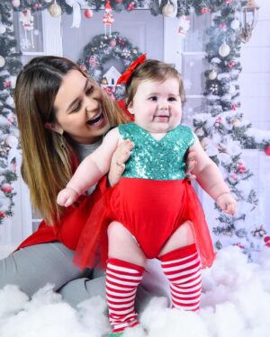 Vitória Moraes Instagram - 8 meses filha, eu não sei descrever o quanto você me faz feliz, o quanto você me mudou, o quanto você me completa, me enche, me transborda, o amor que sinto por você é inexplicável, é algo tão forte que eu não consigo mesmo explicar! Eu sempre estarei aqui, em cada fase da sua vida, você pra sempre será minha melhor amiga! O ensaio de acompanhamento desse mês foi com o tema de Natal e teve até dois dentinhos aparecendo ♥️

📸: @studio5clicks.kids