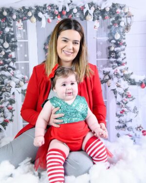 Vitória Moraes Instagram - 8 meses filha, eu não sei descrever o quanto você me faz feliz, o quanto você me mudou, o quanto você me completa, me enche, me transborda, o amor que sinto por você é inexplicável, é algo tão forte que eu não consigo mesmo explicar! Eu sempre estarei aqui, em cada fase da sua vida, você pra sempre será minha melhor amiga! O ensaio de acompanhamento desse mês foi com o tema de Natal e teve até dois dentinhos aparecendo ♥️

📸: @studio5clicks.kids