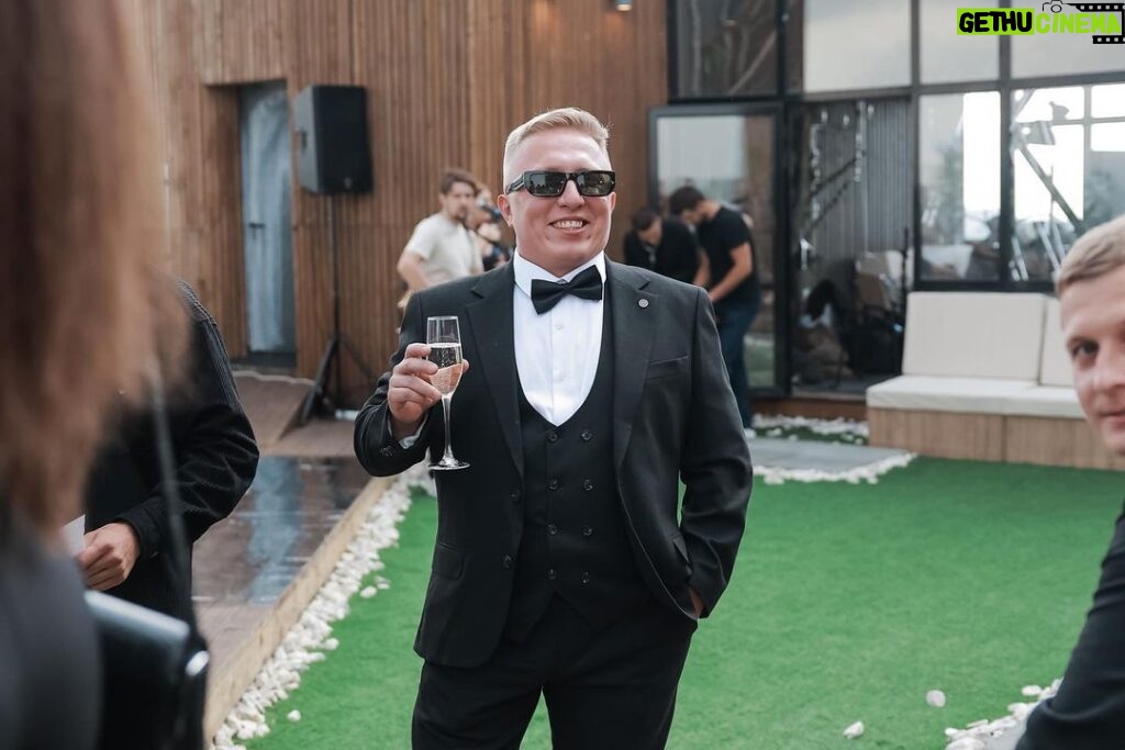 Vitaliy Gostyukhin Instagram - Прощай веселая пора, здравствуй семейная жизнь🍾 наконец-то, а то все спрашивали, когда ?! Мы отгремели мощную свадьбу, спасибо всем кто помогал и был с нами в этот праздник 🥂 всех люблю 🫶🏻 Екатеринбург
