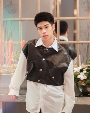 Vittawin Panichtamrong Instagram - ขอบคุณเสื้อผ้าสวยๆด้วยนะค้าบเท่ๆสำหรับใส่ออกงานชมภาพยนตร์รอบสื่อเรื่อง "Bezos : The begining จากร้าน @ishirt_official 
#vicvittawin
#รักชอบเจ็บ
#jinloe
#ishirt_official
