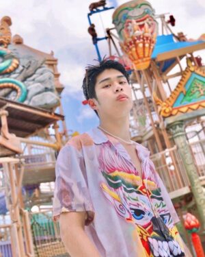 Vittawin Panichtamrong Instagram - ขอขอบคุณสถานที่ถ่ายทำรายการ สวยๆ จาก @ramayanawaterpark บอกเลยว่าสวนน้ำที่นี่ใหญ่และดีที่สุดในประเทศไทยถึง 5 ปีซ้อน มีเครื่องเล่นหลากหลาย สนุกสุดๆไปเลย สำหรับใครสนใจอยากมาเที่ยวที่นี่ติดต่อสอบถามเพิ่มเติมได้ทาง facebook: สวนน้ำรามยณะ Ramayana Water Park ค้าบบบ

ขอขอบคุณชุดฮาวายเท่ๆ มีให้เลือกหลายหลายแบบมาก จากร้านกระทรวงเวทมนตร์ @ministryofmagic88 ใครสนใจสามารถสั่งซื้อได้ทาง facebook:กระทรวงมนตร์

#Hitbitelovesummertime 
#jinloe 
#ministryofmagic88
#ร้านกระทรวงเวทมนตร์ 
#ramayanawaterpark
#วิคเต้