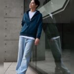 Wayne Song Instagram - 記得剛出道、還是個大學生的某一年生日，我想買一個東西獎勵自己並作為紀念，當時，我就買了人生第一件 Z.N.E. 外套作為生日禮物送給自己。在那個對夢想還有點徬徨的時期，穿著被眾星加持的 Z.N.E.外套就像是某一種對自己的鼓勵與認同。 全新改版的 Z.N.E. 運動外套有極簡的時尚外觀，還具有高舒適性，高質感的太空棉搭配AEROREADY材質，保暖而透氣，在季節交替的此時穿搭最剛好！ 和當年一樣經典的加深帽緣設計不僅能抵擋風寒，還能阻擋噪音，對於在工作現場時常需要保持專注力的我來說非常實用。 在戲劇的世界裡，我們經歷著各個角色的嶙峋起伏，每一刻都如詩如畫；在日常裡，Z.N.E. 運動外套已是我生活中不可或缺的一部分，不僅是時尚的象徵，更是實用之選，陪伴我走向下一個關鍵時刻。 @adidas_tw #adidasSportswear #ZNE