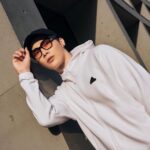 Wayne Song Instagram - 記得剛出道、還是個大學生的某一年生日，我想買一個東西獎勵自己並作為紀念，當時，我就買了人生第一件 Z.N.E. 外套作為生日禮物送給自己。在那個對夢想還有點徬徨的時期，穿著被眾星加持的 Z.N.E.外套就像是某一種對自己的鼓勵與認同。 全新改版的 Z.N.E. 運動外套有極簡的時尚外觀，還具有高舒適性，高質感的太空棉搭配AEROREADY材質，保暖而透氣，在季節交替的此時穿搭最剛好！ 和當年一樣經典的加深帽緣設計不僅能抵擋風寒，還能阻擋噪音，對於在工作現場時常需要保持專注力的我來說非常實用。 在戲劇的世界裡，我們經歷著各個角色的嶙峋起伏，每一刻都如詩如畫；在日常裡，Z.N.E. 運動外套已是我生活中不可或缺的一部分，不僅是時尚的象徵，更是實用之選，陪伴我走向下一個關鍵時刻。 @adidas_tw #adidasSportswear #ZNE
