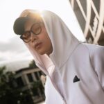Wayne Song Instagram - 記得剛出道、還是個大學生的某一年生日，我想買一個東西獎勵自己並作為紀念，當時，我就買了人生第一件 Z.N.E. 外套作為生日禮物送給自己。在那個對夢想還有點徬徨的時期，穿著被眾星加持的 Z.N.E.外套就像是某一種對自己的鼓勵與認同。 全新改版的 Z.N.E. 運動外套有極簡的時尚外觀，還具有高舒適性，高質感的太空棉搭配AEROREADY材質，保暖而透氣，在季節交替的此時穿搭最剛好！ 和當年一樣經典的加深帽緣設計不僅能抵擋風寒，還能阻擋噪音，對於在工作現場時常需要保持專注力的我來說非常實用。 在戲劇的世界裡，我們經歷著各個角色的嶙峋起伏，每一刻都如詩如畫；在日常裡，Z.N.E. 運動外套已是我生活中不可或缺的一部分，不僅是時尚的象徵，更是實用之選，陪伴我走向下一個關鍵時刻。 @adidas_tw #adidasSportswear #ZNE