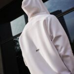 Wayne Song Instagram - 記得剛出道、還是個大學生的某一年生日，我想買一個東西獎勵自己並作為紀念，當時，我就買了人生第一件 Z.N.E. 外套作為生日禮物送給自己。在那個對夢想還有點徬徨的時期，穿著被眾星加持的 Z.N.E.外套就像是某一種對自己的鼓勵與認同。 全新改版的 Z.N.E. 運動外套有極簡的時尚外觀，還具有高舒適性，高質感的太空棉搭配AEROREADY材質，保暖而透氣，在季節交替的此時穿搭最剛好！ 和當年一樣經典的加深帽緣設計不僅能抵擋風寒，還能阻擋噪音，對於在工作現場時常需要保持專注力的我來說非常實用。 在戲劇的世界裡，我們經歷著各個角色的嶙峋起伏，每一刻都如詩如畫；在日常裡，Z.N.E. 運動外套已是我生活中不可或缺的一部分，不僅是時尚的象徵，更是實用之選，陪伴我走向下一個關鍵時刻。 @adidas_tw #adidasSportswear #ZNE