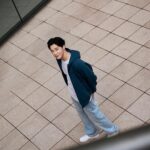 Wayne Song Instagram - 記得剛出道、還是個大學生的某一年生日，我想買一個東西獎勵自己並作為紀念，當時，我就買了人生第一件 Z.N.E. 外套作為生日禮物送給自己。在那個對夢想還有點徬徨的時期，穿著被眾星加持的 Z.N.E.外套就像是某一種對自己的鼓勵與認同。 全新改版的 Z.N.E. 運動外套有極簡的時尚外觀，還具有高舒適性，高質感的太空棉搭配AEROREADY材質，保暖而透氣，在季節交替的此時穿搭最剛好！ 和當年一樣經典的加深帽緣設計不僅能抵擋風寒，還能阻擋噪音，對於在工作現場時常需要保持專注力的我來說非常實用。 在戲劇的世界裡，我們經歷著各個角色的嶙峋起伏，每一刻都如詩如畫；在日常裡，Z.N.E. 運動外套已是我生活中不可或缺的一部分，不僅是時尚的象徵，更是實用之選，陪伴我走向下一個關鍵時刻。 @adidas_tw #adidasSportswear #ZNE