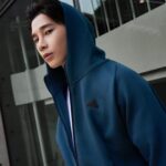 Wayne Song Instagram - 記得剛出道、還是個大學生的某一年生日，我想買一個東西獎勵自己並作為紀念，當時，我就買了人生第一件 Z.N.E. 外套作為生日禮物送給自己。在那個對夢想還有點徬徨的時期，穿著被眾星加持的 Z.N.E.外套就像是某一種對自己的鼓勵與認同。 全新改版的 Z.N.E. 運動外套有極簡的時尚外觀，還具有高舒適性，高質感的太空棉搭配AEROREADY材質，保暖而透氣，在季節交替的此時穿搭最剛好！ 和當年一樣經典的加深帽緣設計不僅能抵擋風寒，還能阻擋噪音，對於在工作現場時常需要保持專注力的我來說非常實用。 在戲劇的世界裡，我們經歷著各個角色的嶙峋起伏，每一刻都如詩如畫；在日常裡，Z.N.E. 運動外套已是我生活中不可或缺的一部分，不僅是時尚的象徵，更是實用之選，陪伴我走向下一個關鍵時刻。 @adidas_tw #adidasSportswear #ZNE