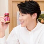 Wayne Song Instagram - Chocola BB極緻膠原錠，我的生活必需品！ 忙碌的工作與學業交織在一起的生活，常常恨不得自己每天能多睡幾個小時，在舞台上或鏡頭前，又總是需要維持高度專注的狀態，久而久之，就覺得自己好憔悴，膠原蛋白都不見了。 想要補充膠原蛋白，該怎麼辦呢？ 全新7+2配方的Chocola BB極緻膠原錠，不僅有好吸收的小分子膠原蛋白、B群和維生素C之外，還新添加了乳酸菌和鐵，沒有任何特殊氣味，小顆好入口又方便攜帶，就像我的夥伴一樣，每天都陪著我工作、上學和生活。 Chocola BB極緻膠原錠，是我補充膠原蛋白的最佳幫手！ #ChocolaBB #ChocolaBBCollagen #ChocolaBBCollagenPremium #ChocolaBB極緻膠原錠