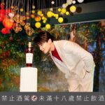 Wayne Song Instagram - 新年快樂！新的一年，一起在「麥卡倫雪莉印象風味特展」迎接美好時光！ 還沒走進展場，在忠孝東路上就被漂亮的燈光和戶外車給吸住了目光。這次的活動除了有沉浸式體驗外，還可以喝到全台厲害酒吧的調酒，非常適合跟朋友週末小聚！ 這次麥卡倫邀請到橫跨北中南知名酒吧調酒師，帶來源自台灣各地與眾不同的麥卡倫品酩風味，不用跑到台南、高雄就能品嚐到厲害的調酒，非常難得！ 12/29-12/31 @barmood_taipei 1/5-1/7 @barhome1201 1/12-1/14 @voiceover158 1/19-1/21 @frenchie.tw 此外，展場的佈置有著與春池玻璃打造絕美玻璃沙灘，融合沉浸式投影藝術，立體詮釋「永續」和「自然共生」的發展願景。喜歡欣賞藝術創作的朋友，也能在展場裡欣賞到當代攝影師人Erik Madigan Heck的攝影作品與記錄影像，對我這種攝影控來說非常滿足與享受。 「麥卡倫雪莉印象風味特展」是一場將自然、永續及工藝結合首度跨界合作的全新餐食饗宴，那天我帶著微醺與滿足的笑容踏出展場，也希望大家能跟我一樣，在這裡和朋友好好聊個天、替彼此許下新年新願望！ 快和我一起體驗：http://s.accupass.com/qglyFc @themacallan_taiwan #麥卡倫 #麥卡倫雪莉印象風味特展 #雪莉王者臻峰造極 #追求卓越與自然共生 #TheMacallan #TheMacallanTW