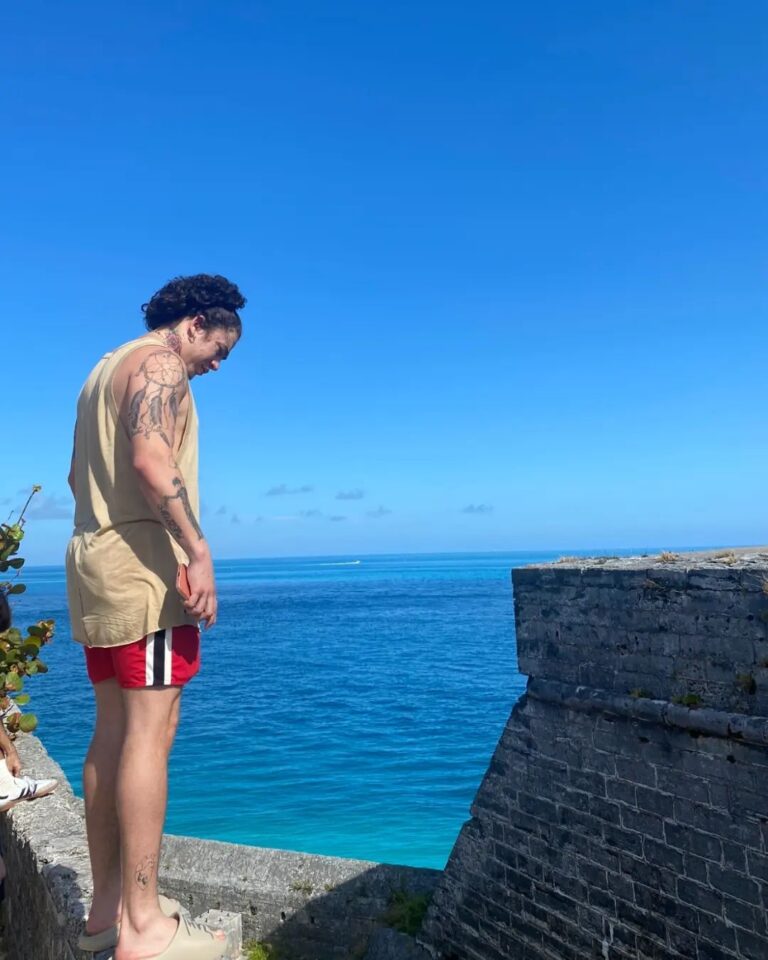 Whindersson Nunes Instagram - Mim acherrr.....⚠️👖🏝🚨🤏💨😮‍💨 St. David's Island, Bermuda